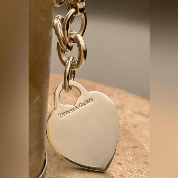 Authenticated Tiffany & Co. thick sterling silver chain bracelet heart charm 🩵 - Picture 2 of 9